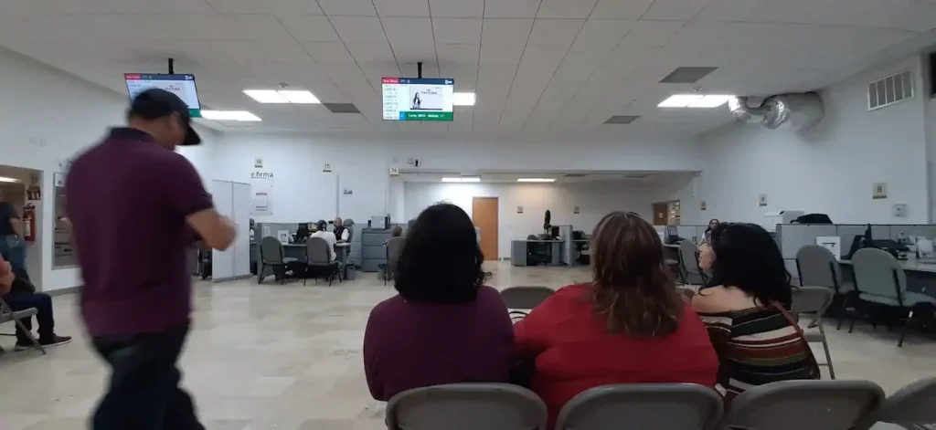 Sala de atención dentro de la oficina SAT en Ensenada