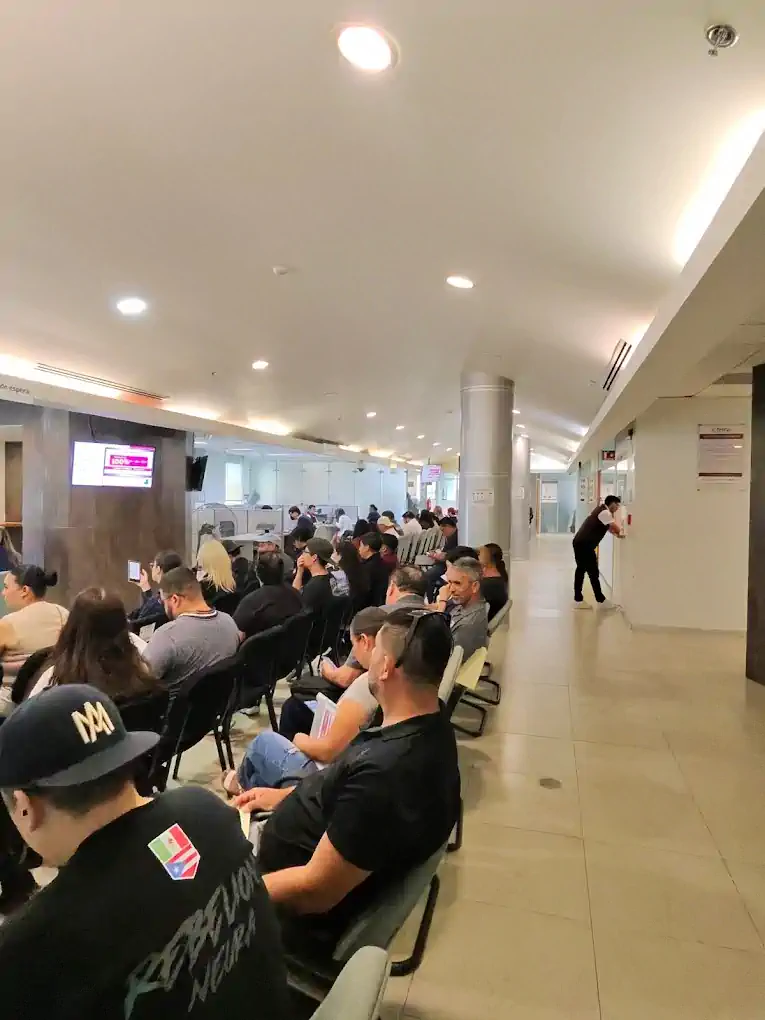 Sala de atención dentro de la oficina SAT en Mexicali