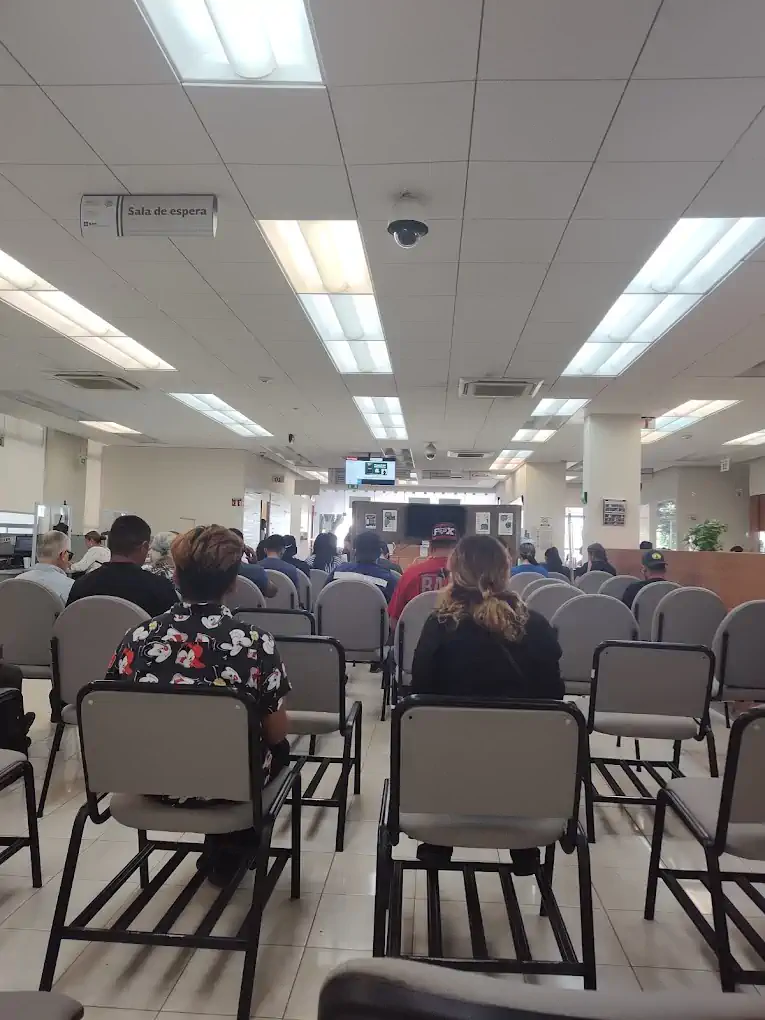 Sala de atención dentro de la oficina SAT en Tijuana