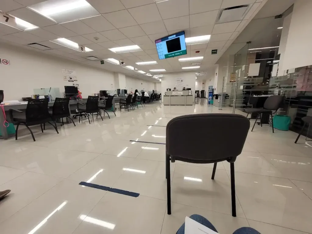 Sala de atención dentro de la oficina SAT en Alcaldía Coyoacán