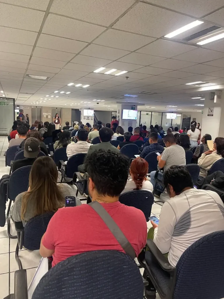 Sala de atención dentro de la oficina SAT en Alcaldía Cuauhtémoc