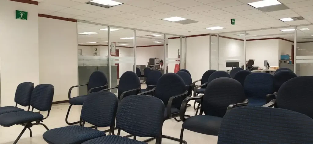 Sala de atención dentro de la oficina SAT en Alcaldía Coyoacán