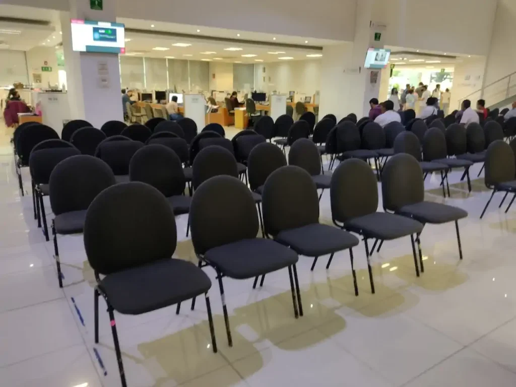 Sala de atención dentro de la oficina SAT en Alcaldía Miguel Hidalgo