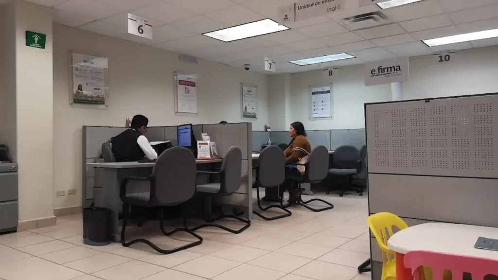 Sala de atención dentro de la oficina SAT en Cabo San Lucas