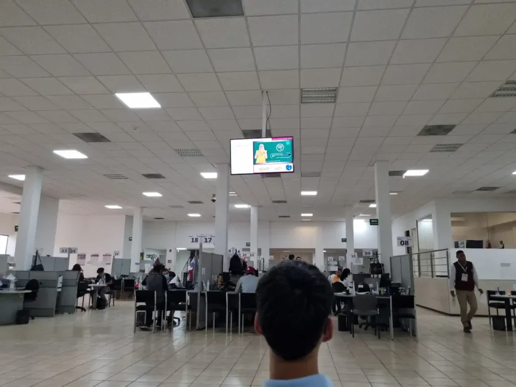 Sala de atención dentro de la oficina SAT en Ecatepec de Morelos