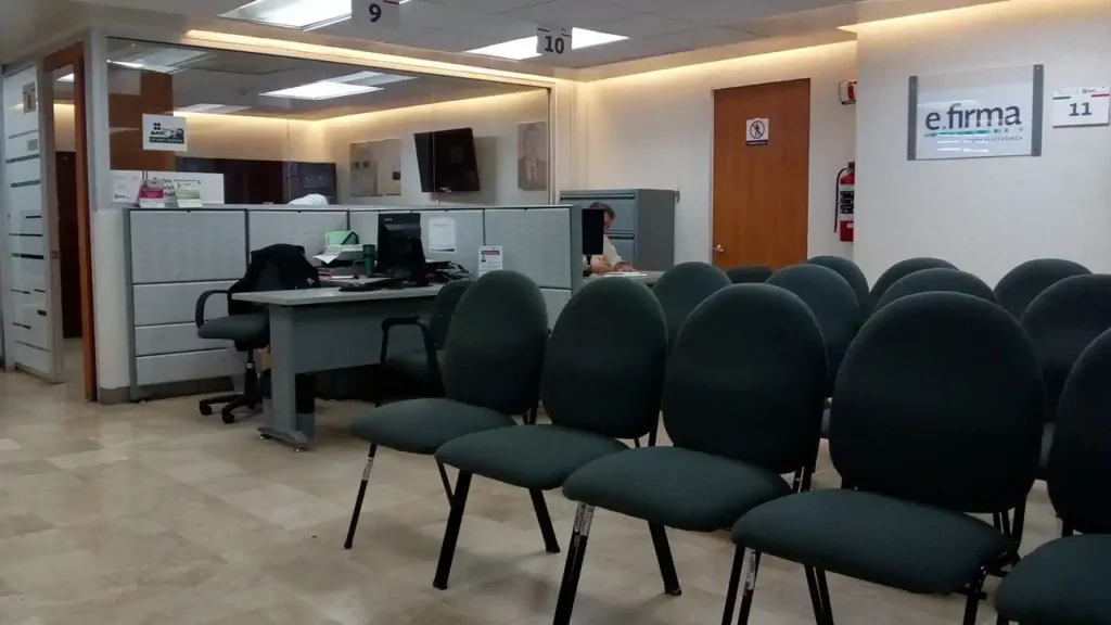 Sala de atención dentro de la oficina SAT en La Paz