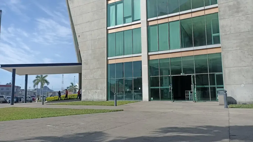 Fachada de la oficina SAT en Manzanillo