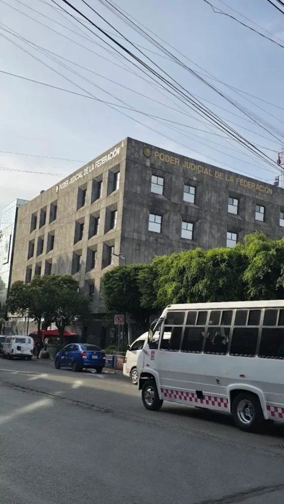 Fachada de la oficina SAT en Naucalpan de Juárez