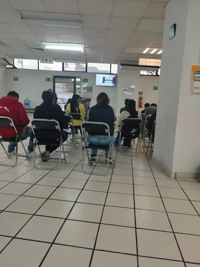 Sala de atención dentro de la oficina SAT en Naucalpan de Juárez
