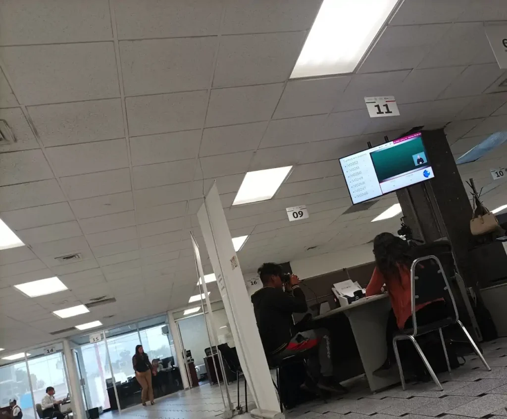 Sala de atención dentro de la oficina SAT en Saltillo