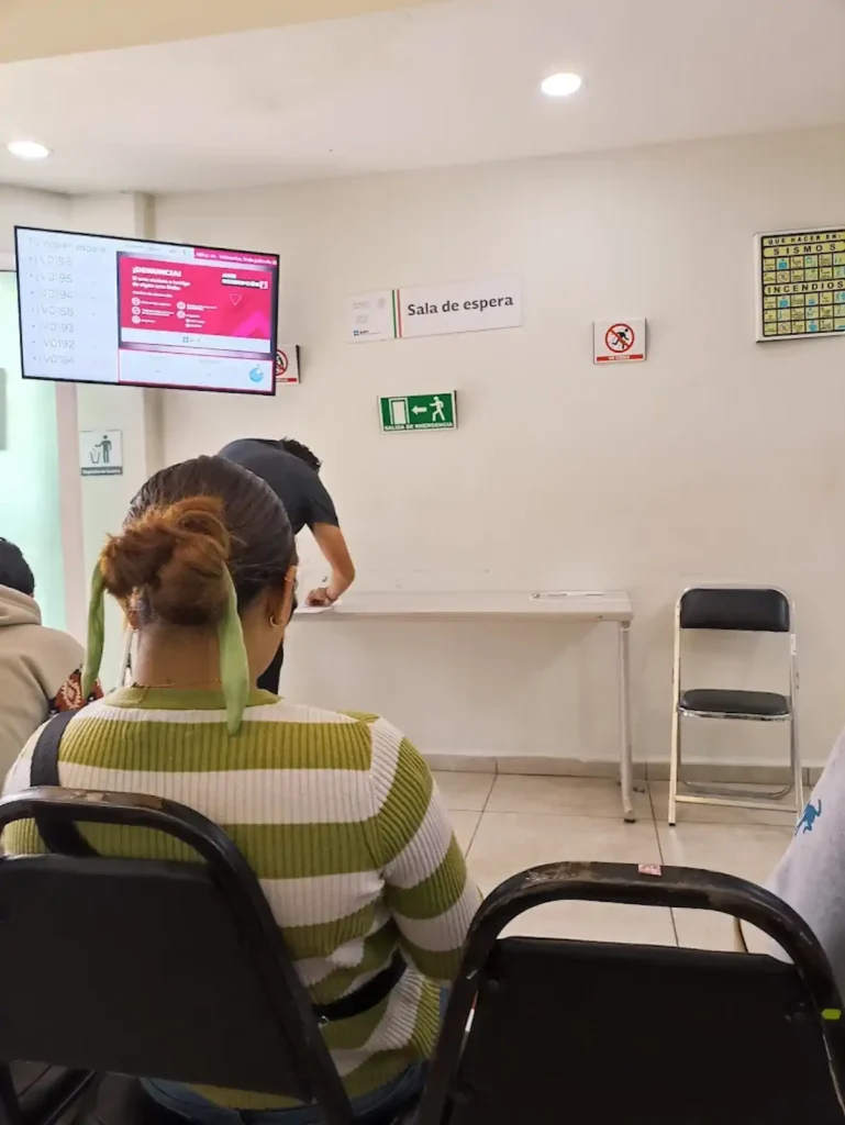 Sala de atención dentro de la oficina SAT en Tecámac