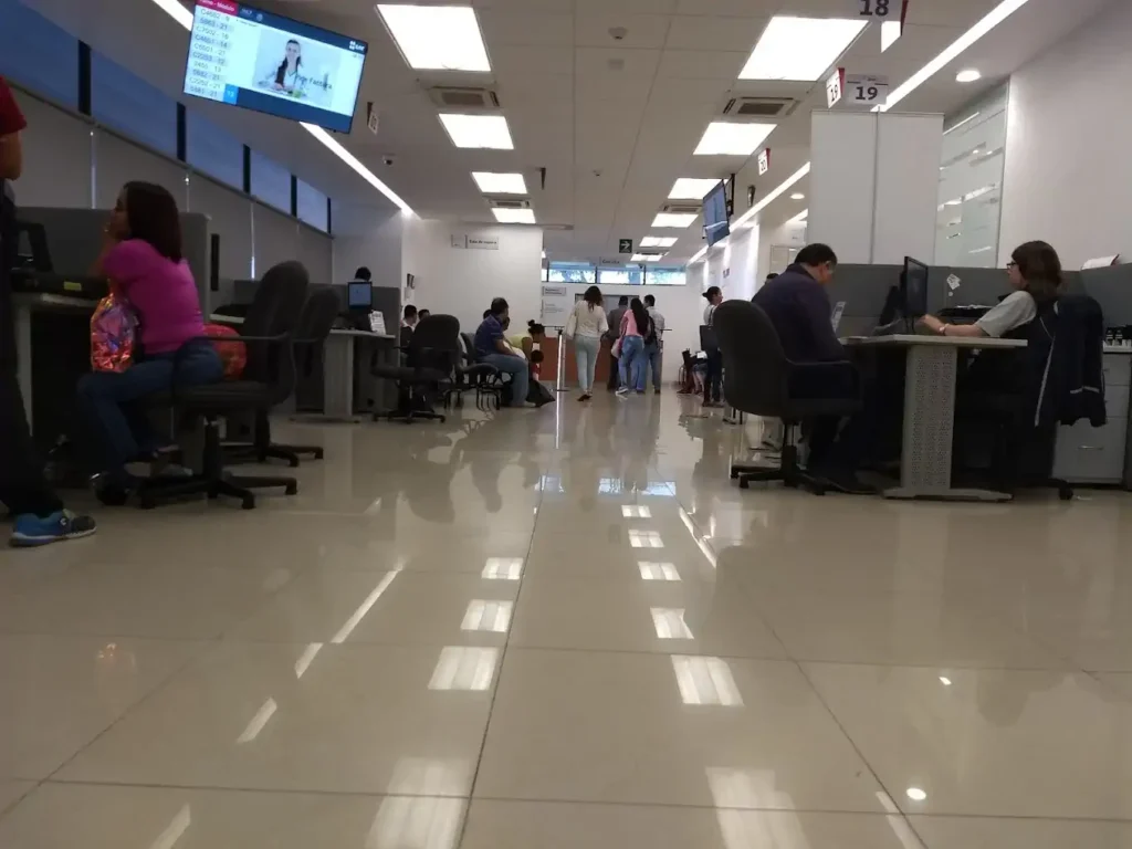 Sala de atención dentro de la oficina SAT en Tuxtla Gutiérrez